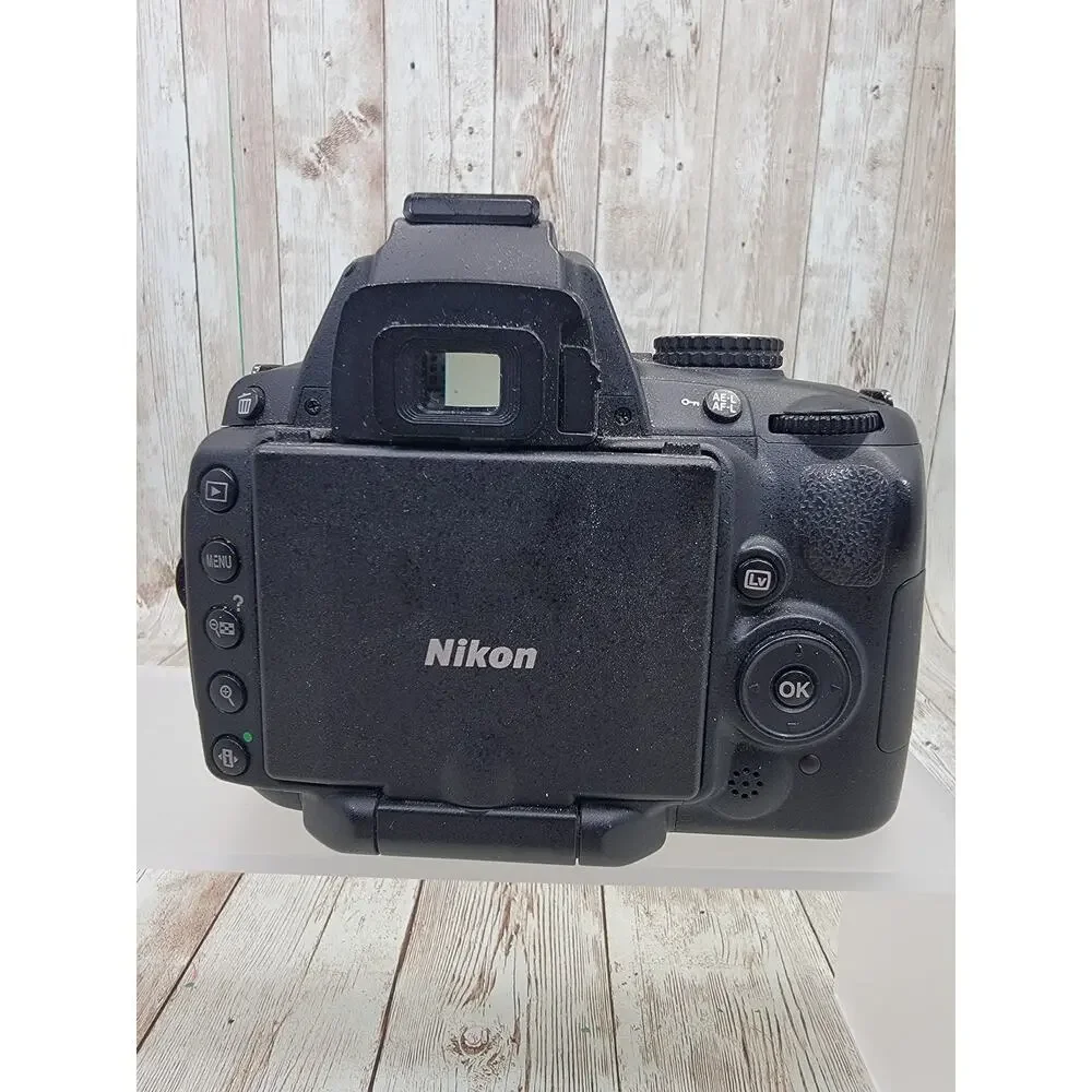 Nikon D5000 12.3 MP Digital SLR Camera Body Black W/Charger & 2 Battery's